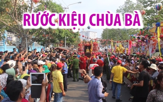 Chen lấn, trèo lên mái nhà xem lễ rước kiệu ở Chùa Bà