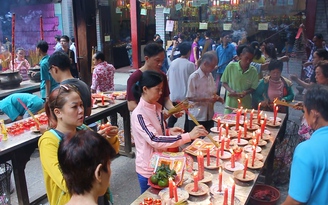 Nhộn nhịp đi chùa cúng bái trên phố người Hoa dịp Tết Nguyên tiêu