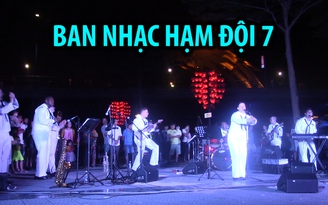 Ban nhạc Hạm đội 7 biểu diễn trên đường phố Đà Nẵng