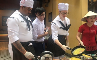 Hải quân Mỹ học làm bánh xèo, nấu mì Quảng, rán nem