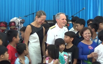 Trẻ em SOS Đà Nẵng tặng tranh cho Tư lệnh Hạm đội 7