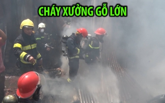 Cận cảnh chữa cháy xưởng gỗ lớn nằm trong khu dân cư