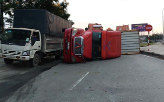 Thót tim xe container lật nhào tại ngã ba Tân Vạn lúc sáng sớm