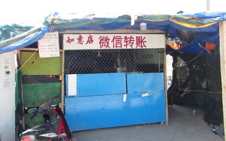 Chợ tự phát ngay cổng Trung tâm Nhiệt điện Vĩnh Tân