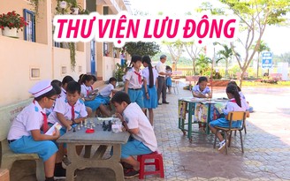 Lập thư viện lưu động giữa sân trường cho học sinh đọc sách