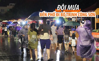 Đội mưa đến phố đi bộ Trịnh Công Sơn trong đêm khai mạc