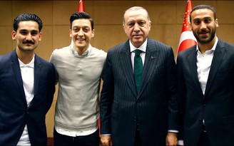 Sao tuyển Đức bị chỉ trích vì chụp ảnh với Tổng thống Thổ Nhĩ Kỳ