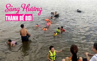 Nóng nực, người Huế bất chấp nguy hiểm ra tắm sông Hương