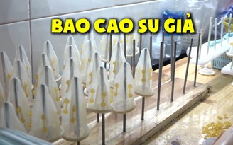 Cận cảnh quy trình sản xuất bao cao su giả với... keo dán săm lốp