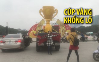 Chở cúp vàng khổng lồ đến sân Mỹ Đình chờ Việt Nam vô địch AFF Cup