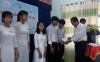 Học trò xứ Quảng nhận học bổng Phạm Phú Thứ dịp năm mới