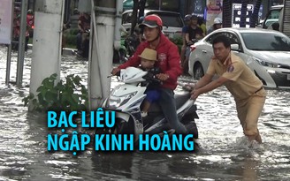 Đường phố ngập trong biển nước, dân Bạc Liêu lội bì bõm dắt xe lúc tan tầm
