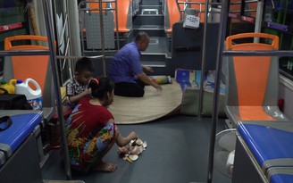 “Ngôi nhà” kỳ lạ nhất Sài Gòn: Cả gia đình ăn ngủ trên xe buýt
