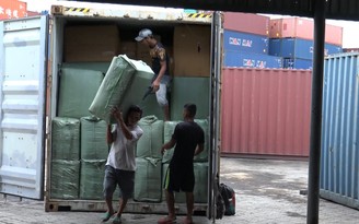 Container chăn nệm từ Trung Quốc nhưng dán mác “Made in Việt Nam”