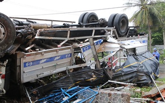 Xe tải lao vào, nằm chổng vó giữa sân nhà dân gần Ngã ba Cô Đơn