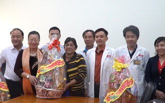 Báo Thanh Niên và các nhà tài trợ thăm, tặng quà cho các bệnh nhi