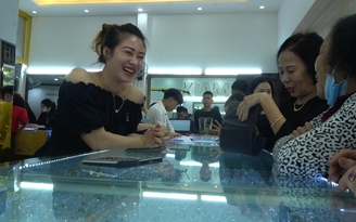 Giữa đại dịch virus corona, dân Hà Tĩnh chen chân mua vàng ngày Thần Tài