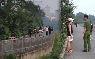 Đi dọc sông Tô Lịch mời người tập thể dục về nhà cách ly xã hội