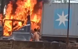 Hoảng sợ chứng kiến xe container cháy rụi gần trạm thu phí