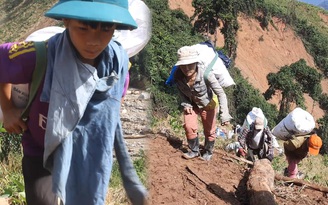 Phụ nữ, trẻ em cõng hàng trèo núi dựng đứng vì 3.000 người bị cô lập