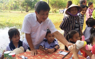 Ông Đoàn Ngọc Hải đãi trẻ em U Minh ăn phở, hứa tặng vé du lịch Singapore