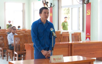 Cầm đá ném bạn nhậu chấn thương sọ não từ chuyện bấm điện thoại lúc uống bia Cầm đá ném bạn nhậu chấn thương sọ não từ chuyện bấm điện thoại lúc uống bia