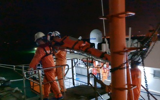 Cứu hai ngư dân bị tai nạn lao động ngoài khơi Quảng Nam