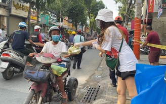 Người nghèo Sài Gòn xếp hàng thẳng tắp nhận cơm Việt kiều