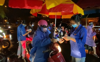 Sắp xếp việc học, nữ sinh lớp 12 dầm mưa bám chốt kiểm dịch Covid-19 ở Đà Nẵng