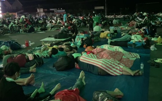 Hàng trăm người nằm la liệt ở vỉa hè chờ “thông chốt” Covid-19 để về quê