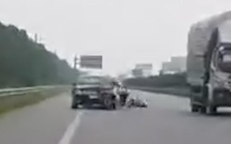Hãi hùng khoảnh khắc xe Camry tông chết người rồi kéo lê xe máy nhiều km