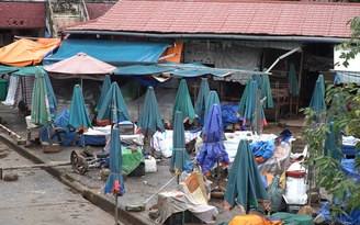 Mở cửa lại, chợ Đông Hà vẫn vắng lặng buồn thiu: ‘Có ai mô mà buôn’