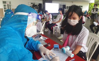 Những học sinh đầu tiên của Ninh Thuận tiêm vắc xin Covid-19