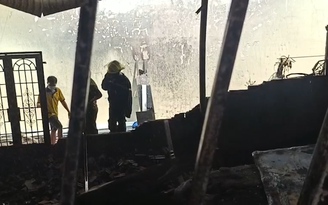 Kho xưởng chứa nệm mút tại Thủ Đức bất ngờ cháy lúc giữa trưa