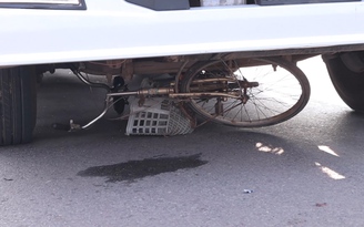 Xe đầu kéo tông xe đạp trên Quốc lộ 14, một phụ nữ tử vong thương tâm