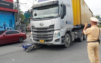 Xe tải kéo lê thiếu nữ trên đường dẫn cao tốc TP.HCM - Trung Lương Xe tải kéo lê thiếu nữ trên đường dẫn cao tốc TP.HCM - Trung Lương