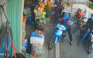 Khoảnh khắc hai thanh niên dàn cảnh mua nước rồi trộm xe máy trong nháy mắt