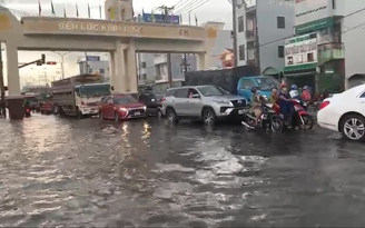 Sau cơn mưa lớn kéo dài, người dân Bến Lức khổ sở trong biển nước