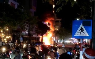 Cháy lớn thiêu rụi hai căn nhà ở Quảng Ngãi