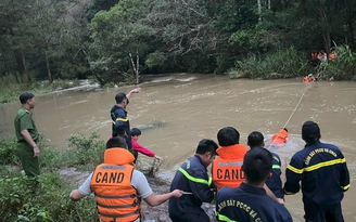 Thót tim cảnh giải cứu 10 học sinh mắc kẹt giữa dòng nước lũ ở thác Ankoret