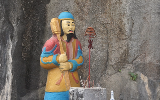 Ngỡ ngàng di tích điêu khắc trên đá ở Thanh Hóa bị sơn lòe loẹt