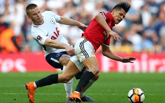 M.U - Arsenal: Tâm điểm ở bên ngoài đường biên