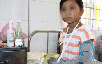 Bé gái 10 tuổi bị cha ruột đánh đập dã man như cơm bữa