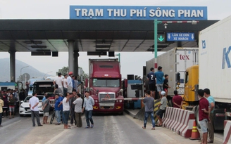 Tài xế dùng tiền lẻ mệnh giá 200 đồng mua vé qua trạm, BOT Sông Phan ùn ứ