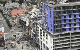 Khách sạn đang xây đổ sập, 2 người thiệt mạng ở Mỹ
