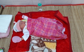 Bé gái sơ sinh 1 ngày tuổi bị bỏ rơi trước cổng chùa