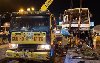 Tai nạn trên cao tốc TP.HCM - Trung Lương: Xe chở công nhân lao vào trạm thu phí