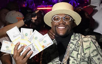 Mayweather chất tiền thành đống trong hộp đêm