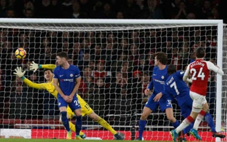 Chelsea và Arsenal hòa kịch tính ở vòng 22