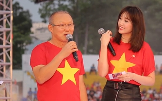 Hari Won xinh đẹp trổ tài thông dịch cho HLV Park Hang-seo